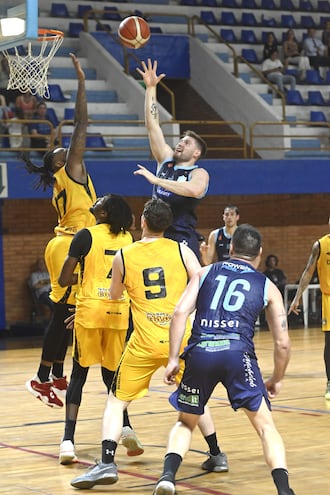 Fernando Dose enfrenta al americano Dwayne Russel, en el juego en que San José ganó y puso una ventaja de 2-0 en la serie final.