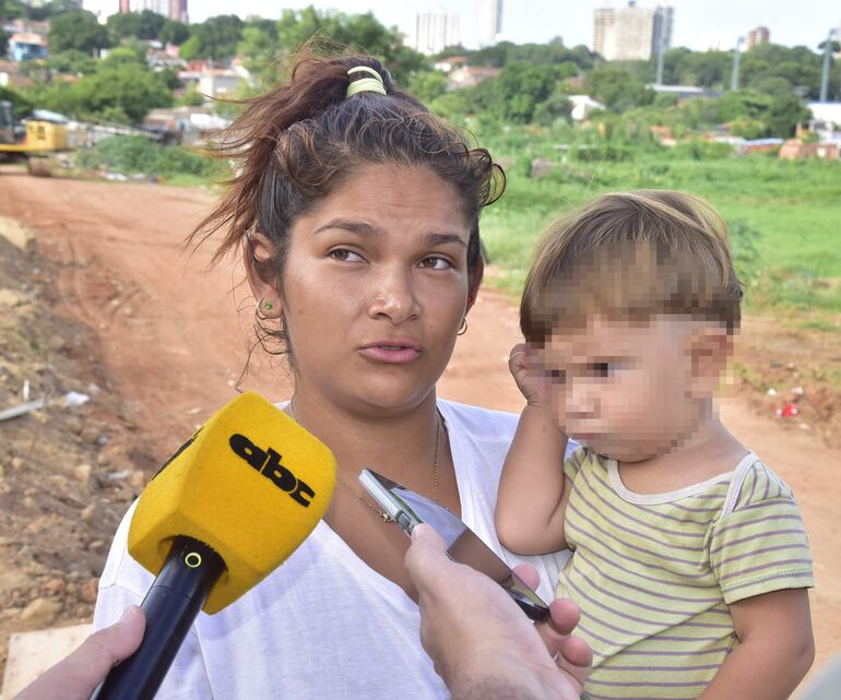 Gloria Espinola, joven madre de un pequeño de un año.