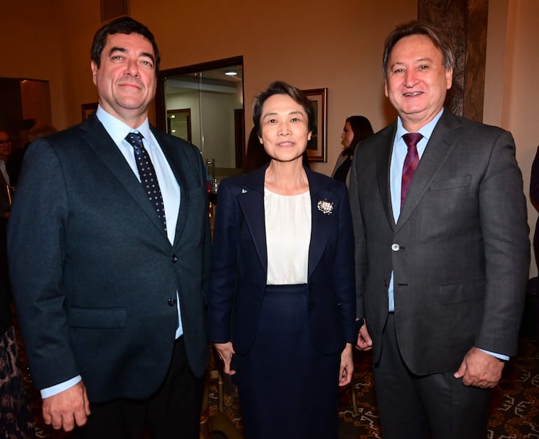 Pablo Sandino Martínez, la embajadora de Japón, Nakatani Yoshie y Raúl Silvero.