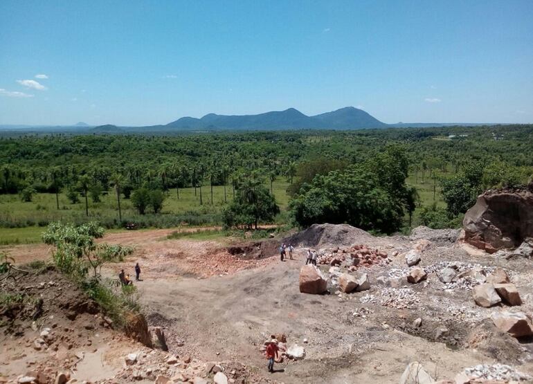 La Comuna y el Mades habrían autorizado la explotación de la  cantera existente en el cerro Bogarín, denuncian.