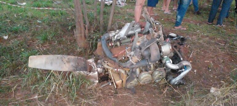 Así quedó el motor de la avioneta donde iba el diputado Walter Harms.