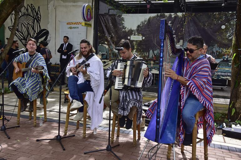 Néstor Ló y Los Caminantes deleitaron musicalmente a los invitados.