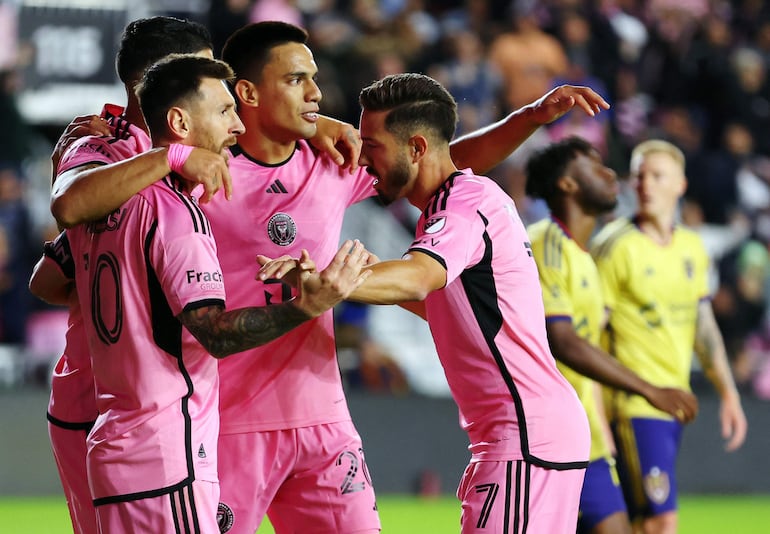 El paraguayo Diego Gómez (c), futbolista del Inter Miami, celebra un gol en el triunfo sobre Real Salt Lake por la primera jornada de la Major League Soccer 2024, en Miami, Estados Unidos.