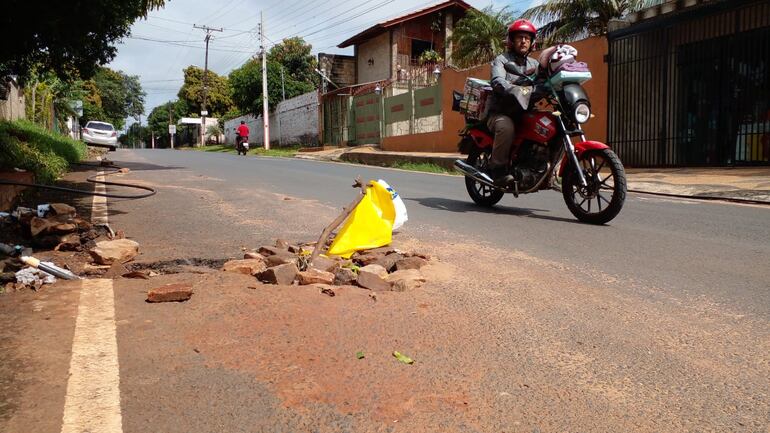 La calle Amambay del barrio Virgen del Rosario fue señalizado con un palo y hule amarillo para que los conductores puedan tener cuidado.