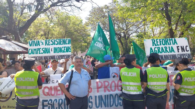 Manifestación en contra del Registro Unificado Nacional.