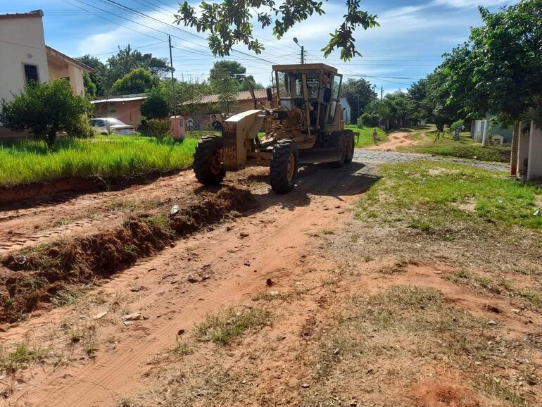 
La Municipalidad de Santaní apoya los trabajos con una motoniveladora y la provisión de combustible.