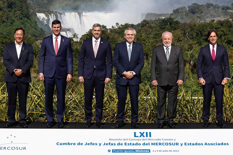 De izquierda a derecha los presidentes Luis Arce de Bolivia, Santiago Peña presidente electo de Paraguay, Mario Abdo Benìtez presidente de Paraguay, Alberto Fernández de Argentina, Luis Inácio Lula da Silva de Brasil y Luis Lacalle Pou de Uruguay, posan durante la cumbre del Mercosur, en Puerto Iguazú (Argentina).