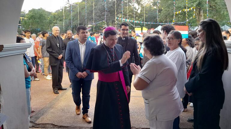La humildad del nuncio apostólico impresionó a los feligreses de asistieron a las actividades en honor de San Antonio.