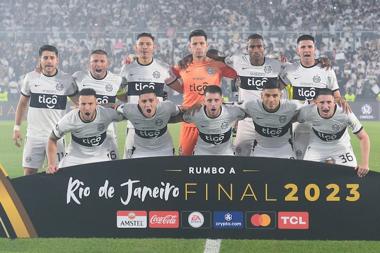 Los jugadores de Olimpia posan en la previa de en un partido de los octavos de final de la Copa Libertadores contra Flamengo en el estadio Defensores del Chaco, en Asunción.
