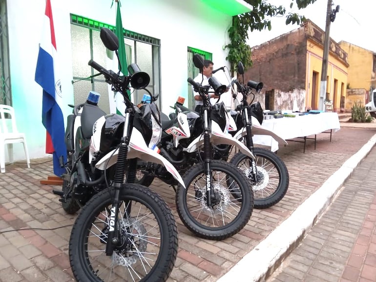 La Municipalidad de Yaguarón entregó dos motocicletas a la Policía Nacional.