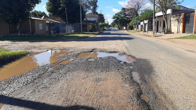 La calle Amambay, es una calle barrial que necesita de una urgente intervención, al igual que muchas otras calles barriales.