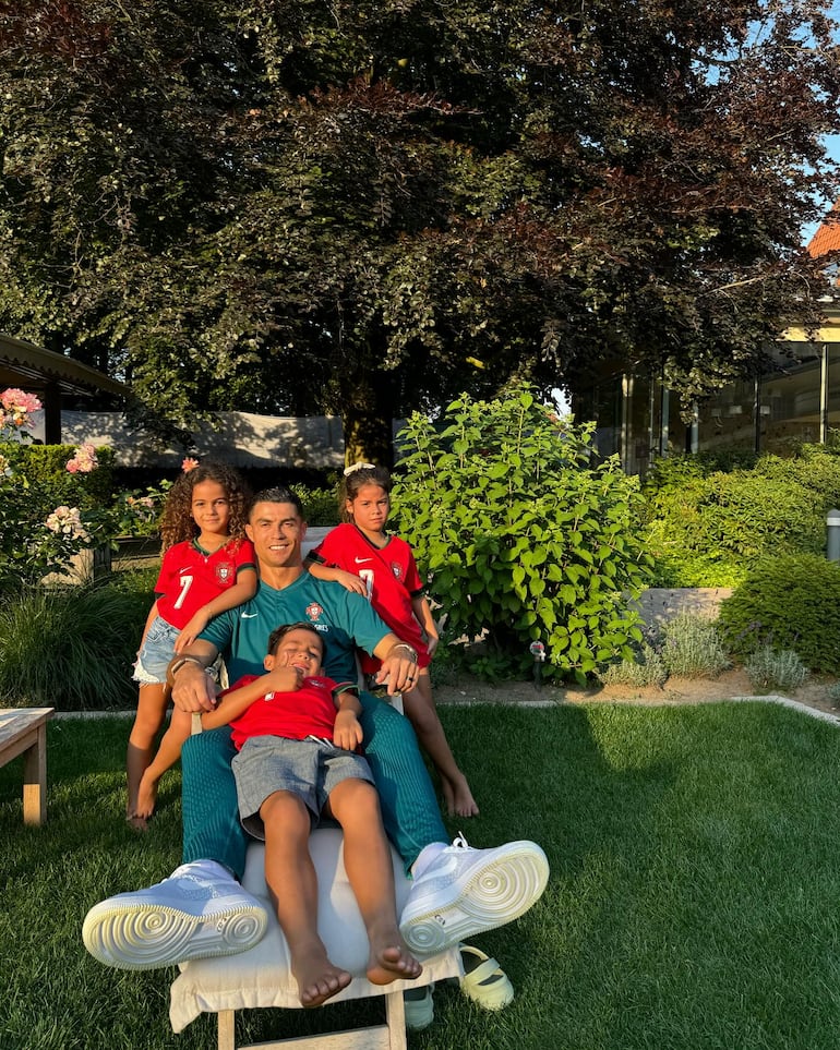 Cristiano Ronaldo con la cumpleañera Alana Martina y sus hermanos mellizos Eva y Mateo. (Instagram/Cristiano Ronaldo)