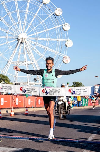 Derlis Ramón Ayala Sánchez (7/1/1990) se coronó en la Maratón Internacional de Asunción.