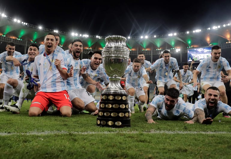 Los jugadores de la selección argentina celebran con el trofeo de campeón la conquista de la Copa América 2021 después de superar a Brasil en la final en el estadio Maracaná, en Río de Janeiro, Brasil.