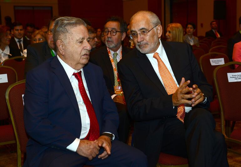 El expresidente de Argentina Eduardo Dualde (i) conversa con el exmandatario Boliviano Carlos Mesa (d), durante el Foro Latinoamericano de las Ideas, en el Salón Teatro de la Conmebol en Asunción (Paraguay). Asunción acoge el Foro Latinoaméricano de las Ideas (FLI), que ha convocado a expresidentes de la región y es organizado por la Misión Presidencial Latinoamericana. (EFE)
