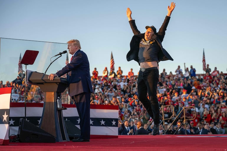 El CEO de Tesla  y la red social X, Elon Musk (d) durante un mitin del expresidente Donald Trump (i) en Pennsylvania.