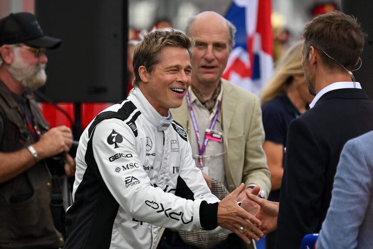 Brad Pitt saludando a sus fans en Silverstone. (ANDREJ ISAKOVIC/AFP)