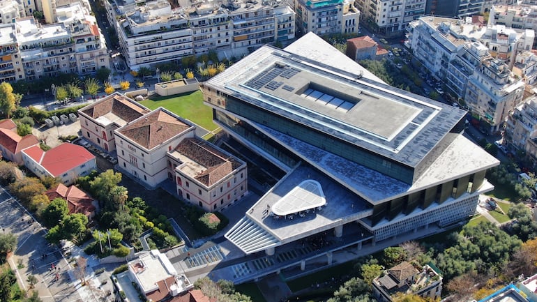 Foto aérea del nuevo museo moderno de la Acrópolis, Atenas, Ática, Grecia.