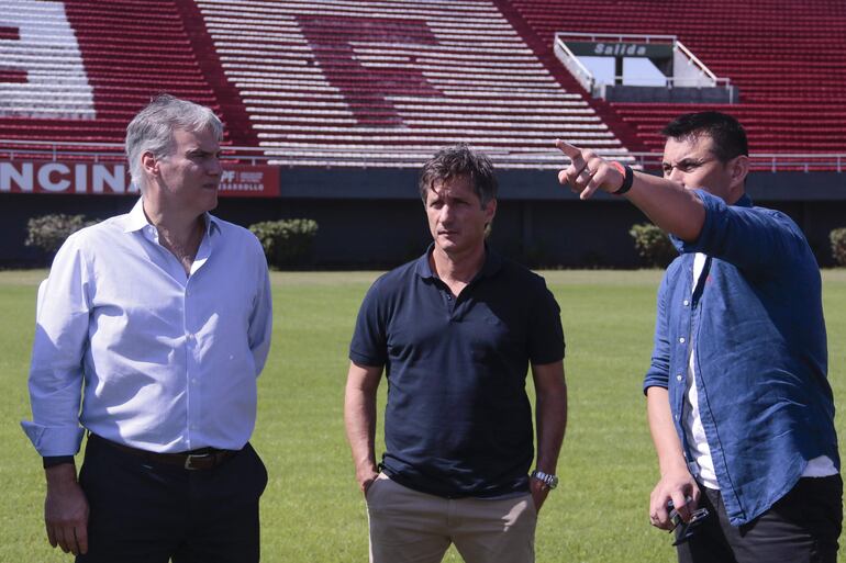 Javier Díaz de Vivar, Gustavo Barros Schelotto y Justo Villar, en el Antonio Aranda.