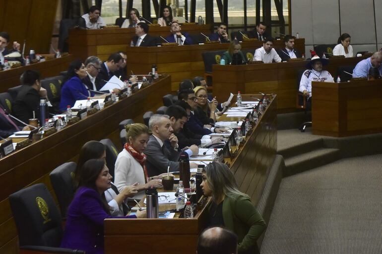 La Cámara de Diputados de tratar hoy dos cuestionadas reformas a leyes que de ser promulgadas, favorecerían a corruptos y criminales.