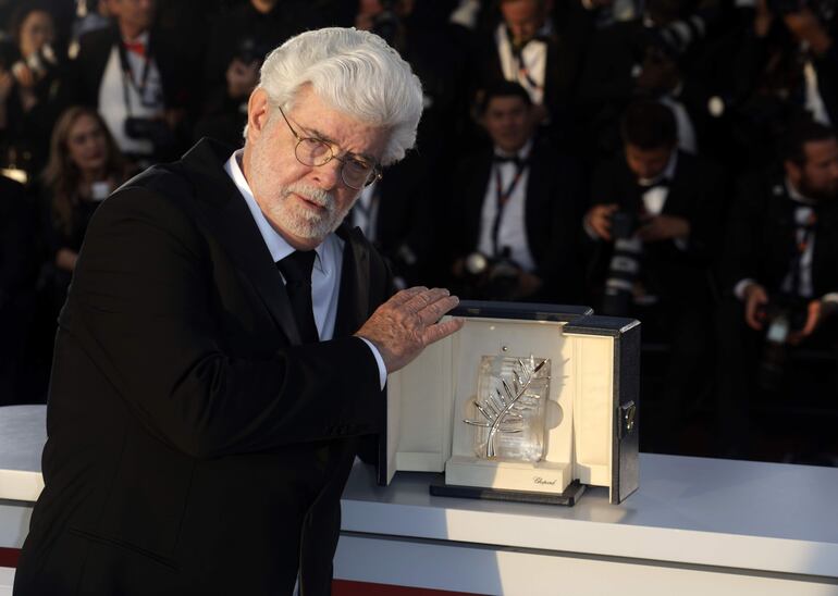 El creador de la saga "Star Wars", George Lucas, posa con su premio tras la ceremonia de clausura del festival de Cannes.