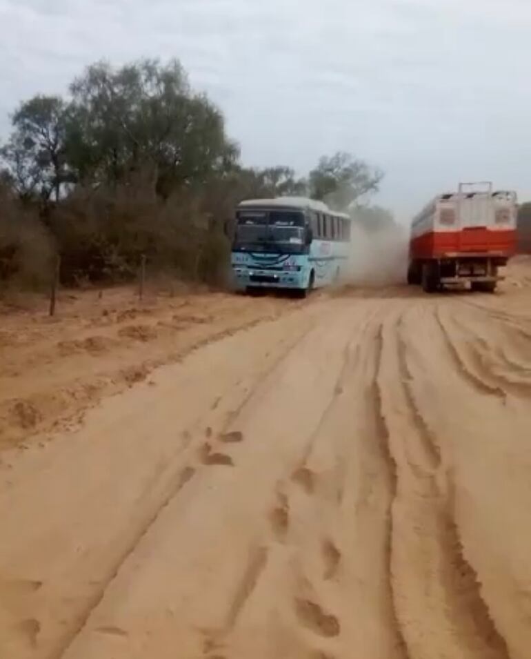 Los caminos también presentan un estado muy deteriorado y apenas transitable en varias localidades cercanas al Pilcomayo. Imagen captura de pantalla.