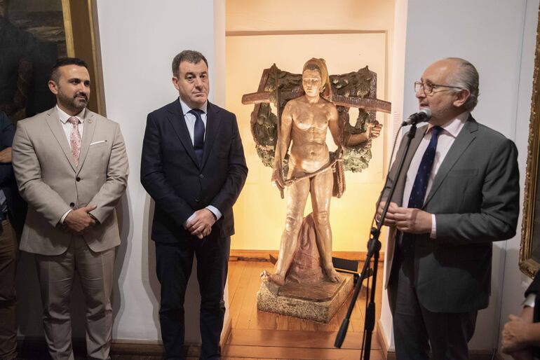 El conselleiro de Cultura, Román Rodríguez, ha visitado este martes junto con el ministro de Educación y Cultura de Uruguay, Pablo de la Silva, el Museo Zorrilla de Montevideo, donde desde hoy puede verse la escultura 'A Santa', de Asorey, que perteneció a la Casa de Galicia de Montevideo y que fue adquirida este año por el gobierno gallego.