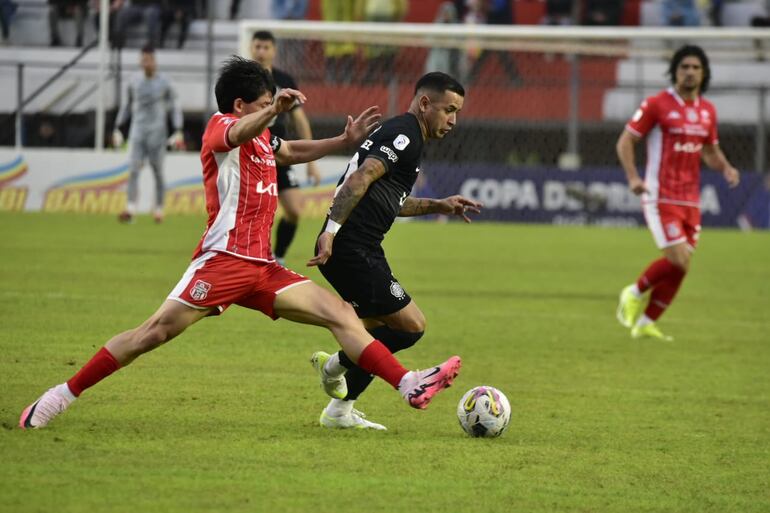 Derlis González, delantero de Olimpia, recibe el balón en el partido frente a General Caballero de Juan León Mallorquín por la segunda fecha del torneo Clausura 2024 del fútbol paraguayo en el estadio Ka'arendy, en Juan León Mallorquín, Paraguay.