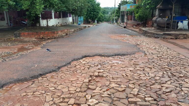 Una parte de la capa asfáltica de la calle Capitán Bado ya desapareció.