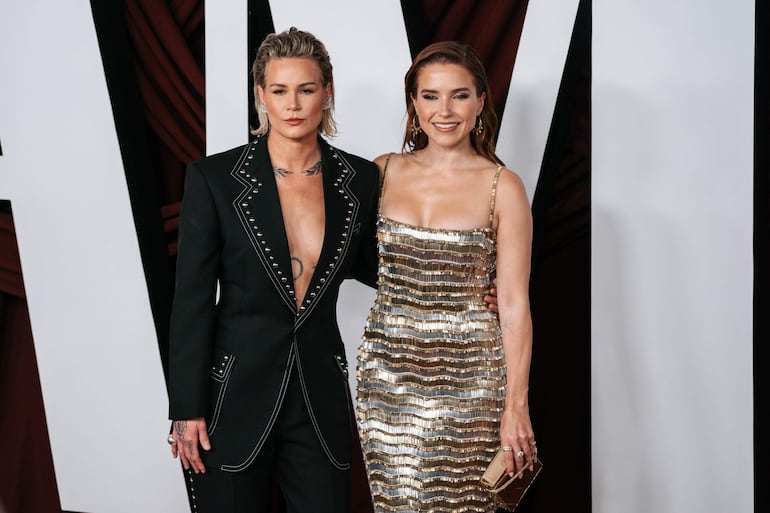 La actriz estadounidense Sophia Bush y Ashlyn Harris posando para los fotógrafos a su llegada a los premios Glamour Women of the Year Awards 2024 en Nueva York. (EFE/EPA/OLGA FEDOROVA)
