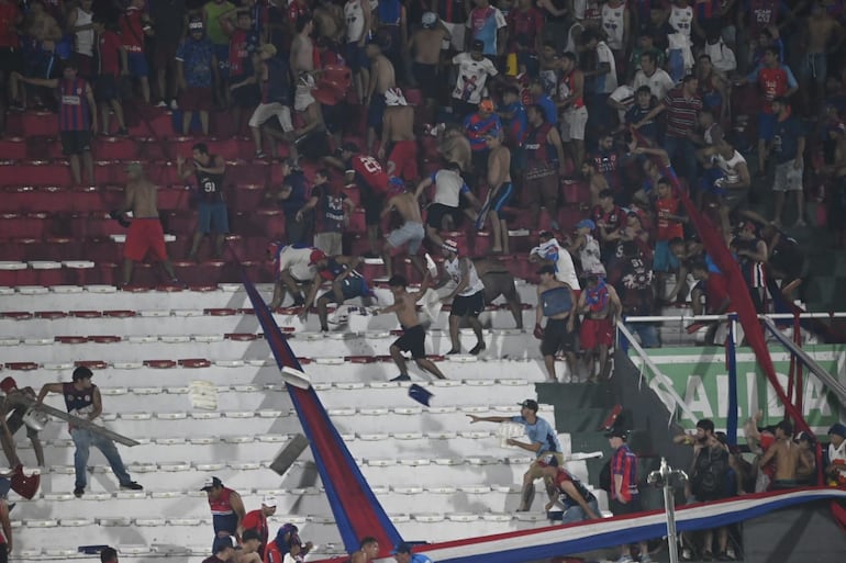 Los incidentes entre los barras de Cerro Porteño en la Gradería Norte durante el partido ante 2 de Mayo en el estadio Defensores del Chaco, en Asunción.