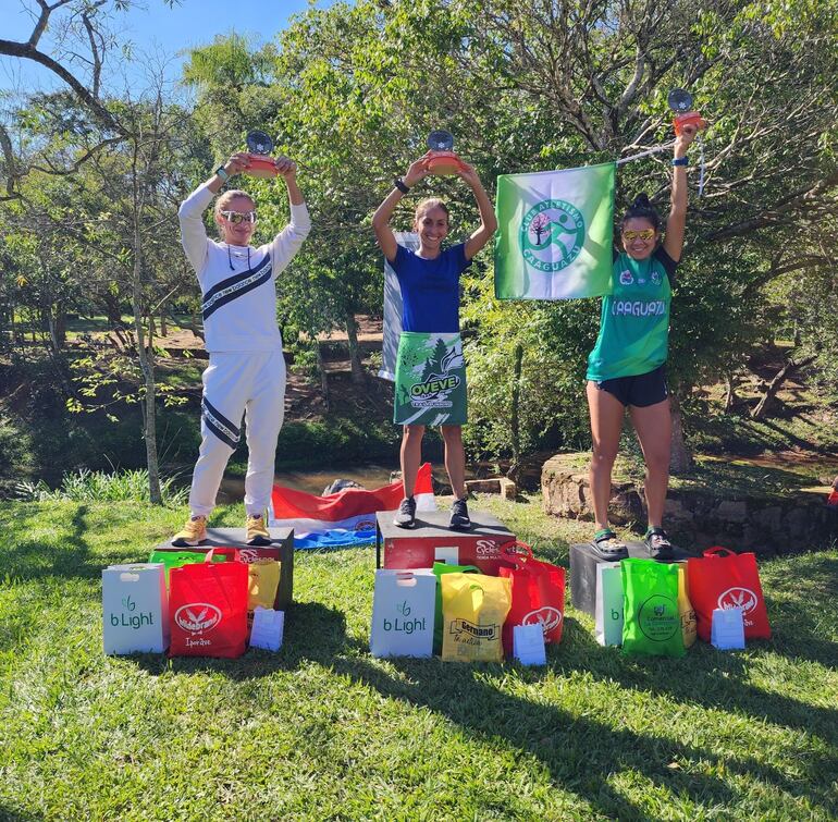 Las flamantes ganadoras del recorrido de los 21k de la 2ª fecha del  King Trail Club Salomón.