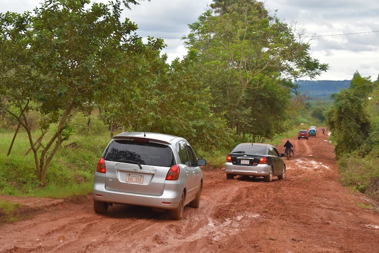 Los vehículos quedan atascados por el mal estado de los caminos.