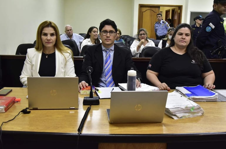 La fiscal Teresita Torres (der.), el Abg. José Armoa (querellante) y la asistente fiscal Diana Rodríguez, antes de conocer la sentencia del tribunal.