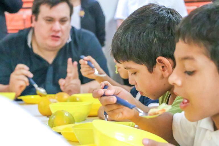 Las autoridades instaron a los padres y docentes a controlar los alimentos.