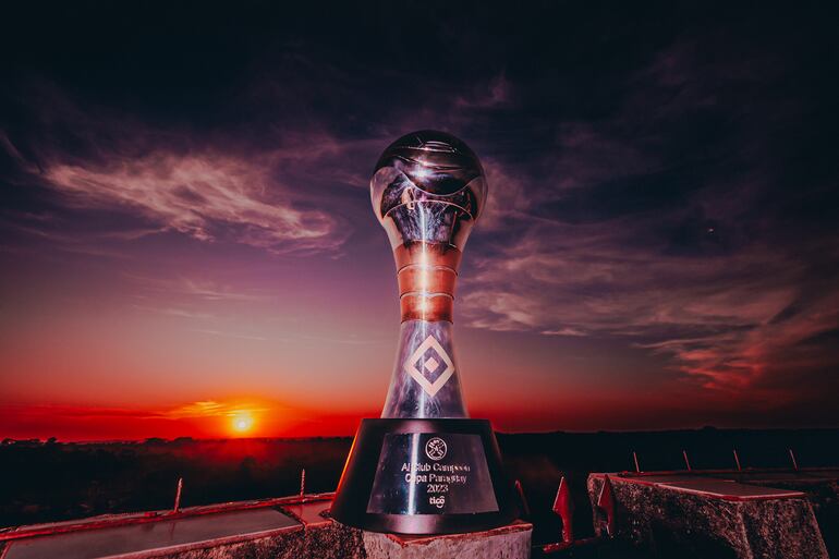 La Copa Paraguay en un atardecer en la ciudad de Villarrica, sede de la final de la edición 2023.