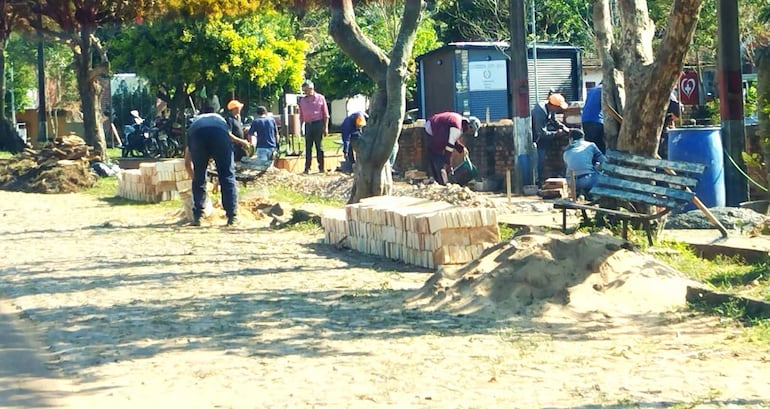 La obra de construcción de la plaza lineal, adjudicada por la Municipalidad de Quiindy, ya está en marcha.