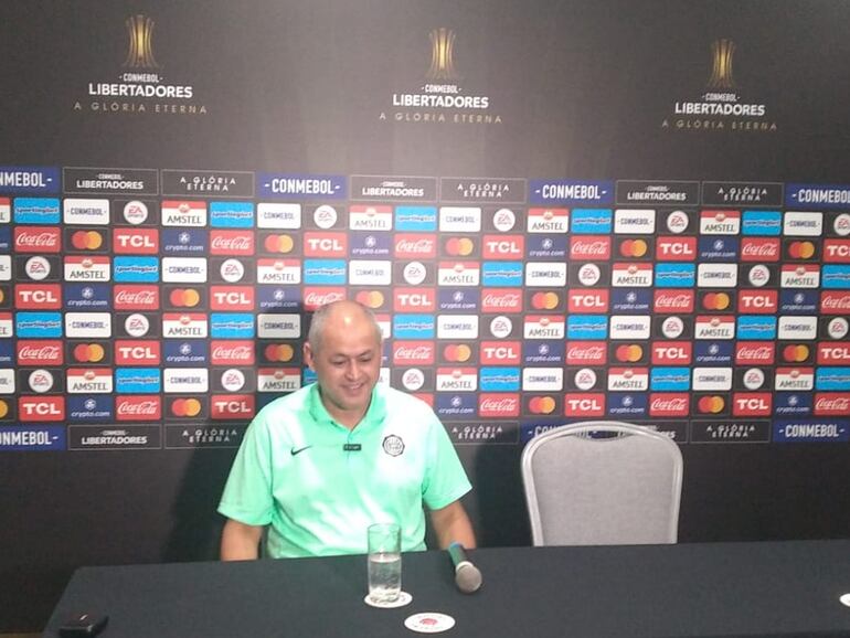 El paraguayo Francisco Arce, técnico de Olimpia, en la conferencia previa al partido contra Flamengo por los octavos de final de la Copa Libertadores en el estadio Maracaná, en Río de Janeiro.