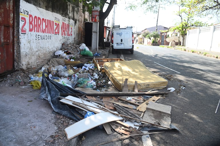 Basural que incluye hasta una vieja cama, en inmediaciones de Clínicas y el Centro Nacional del Quemaduras y Cirugías Reconstructivas (Cenquer), en Asunción.