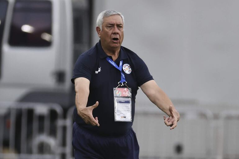 El seleccionador de Paraguay Carlos Jara Saguier dirige en el Torneo Preolímpico Sudamericano Sub-23 en el estadio Nacional Brígido Iriarte en Caracas (Venezuela).