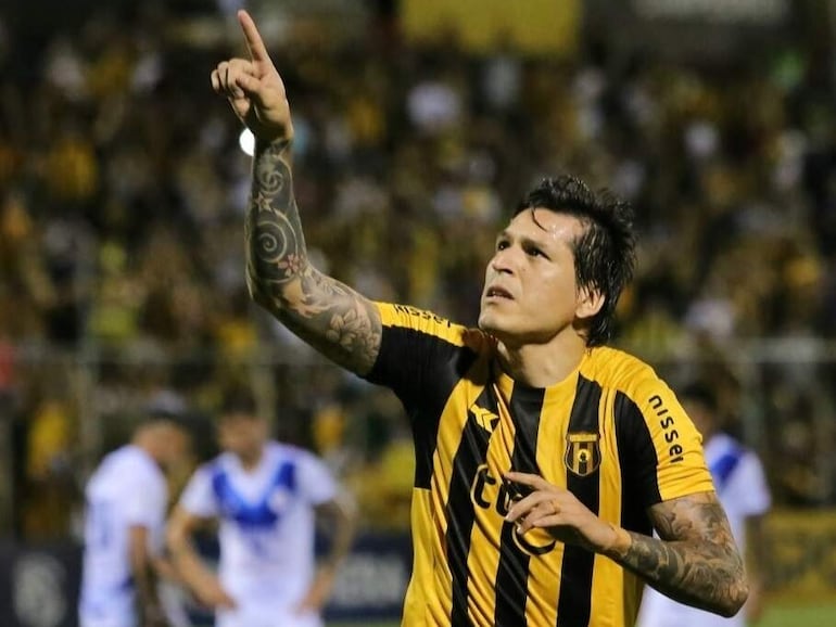 Federico Santander, delantero de Guaraní, festeja el tanto de penal que anotó contra Sportivo Ameliano por la segunda fecha del torneo Apertura 2023 del fútbol paraguayo.