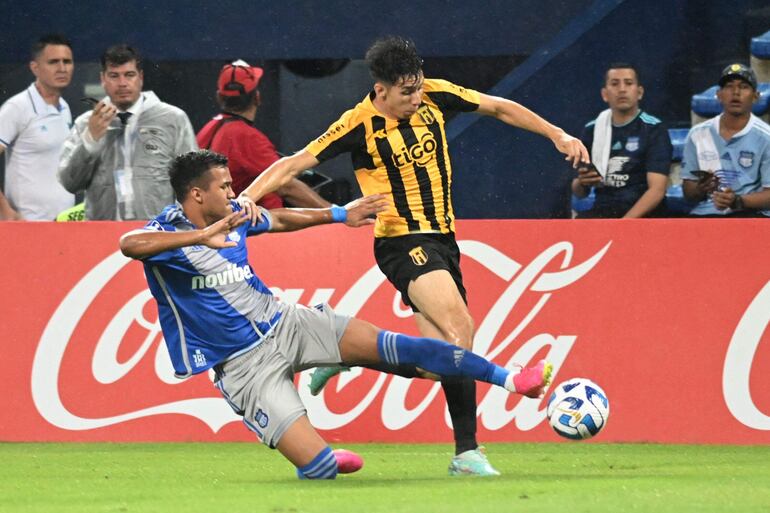 El mediocampista venezolano de Emelec, Samuel Sosa (L), y el defensa de Guaraní, Alexis Cantero, luchan por el balón durante el partido de vuelta de la fase de grupos de la Copa Sudamericana entre Emelec de Ecuador y Guaraní de Paraguay en el estadio George Capwell en Guayaquil, Ecuador, el 7 de junio de 2023.