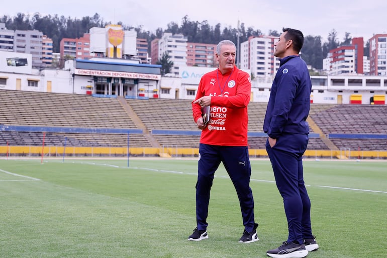 Gustavo Alfaro charlando con Justo Villar en Quito