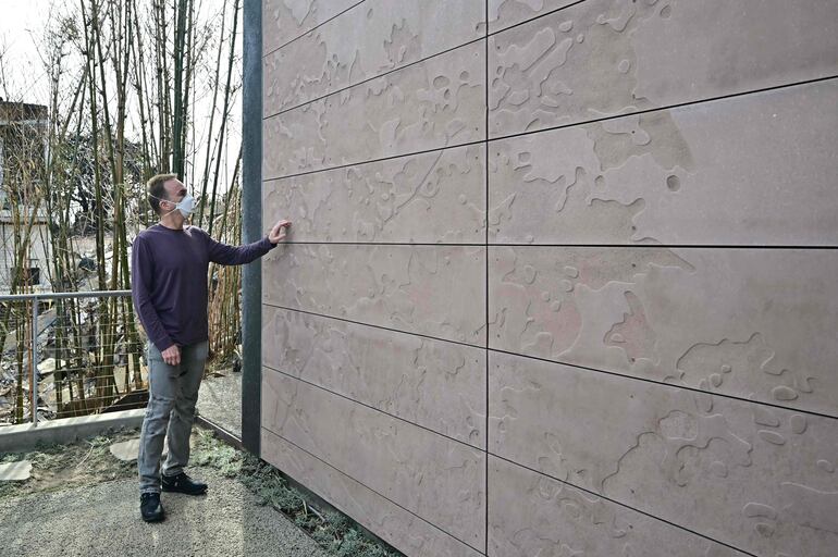 El arquitecto estadounidense Michael Kovac toca una pared de su casa, que sobrevivió al incendio de Palisades gracias a las características resistentes al fuego utilizadas en su construcción, en el barrio de Pacific Palisades en Los Ángeles.