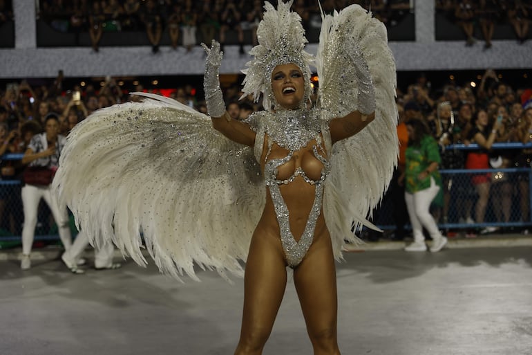 Integrantes de la escuela de samba Imperatriz Leopoldinense desfilan durante el carnaval de Río de Janeiro.
