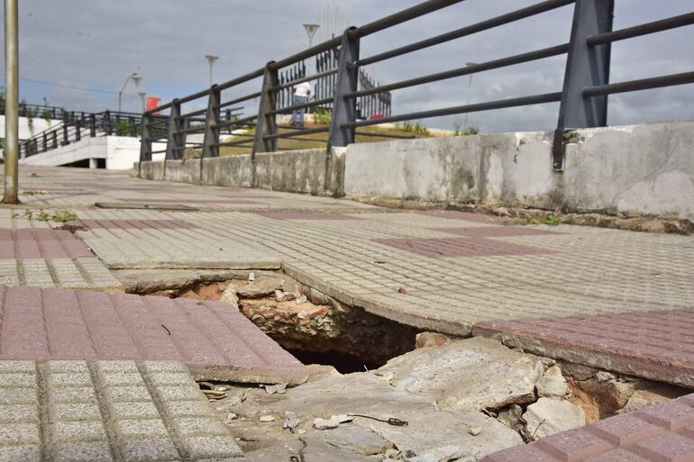 El piso destrozado en una parte de la vereda de la Costanera, frente a Turista Róga.