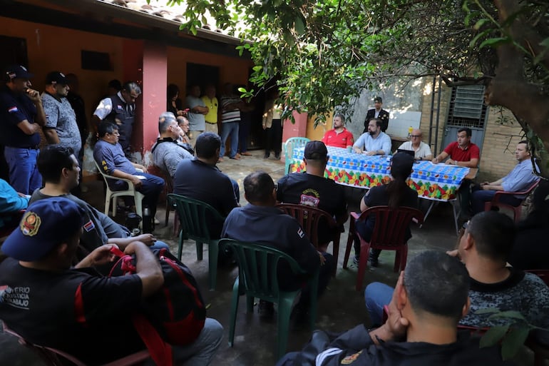 El viceministro de Política Criminal Rodrigo Nicora, en reunión con agentes penitenciarios. (gentileza).