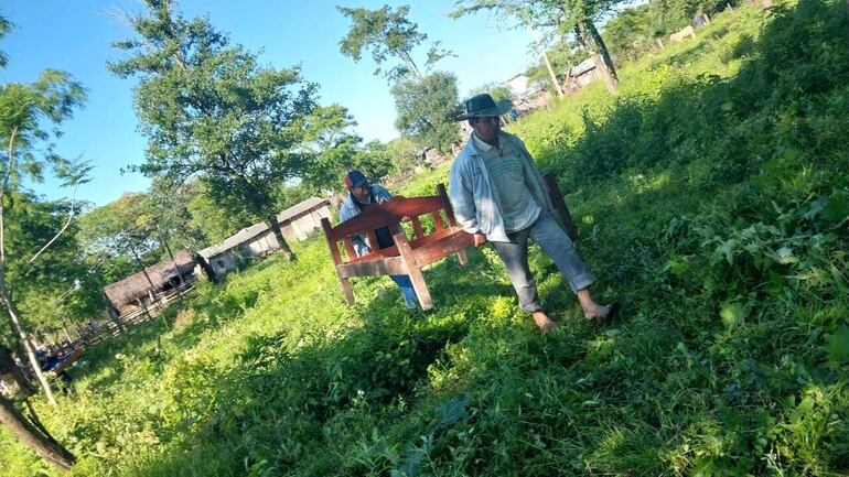 Los concejales Emiliano Núñez (ANR) y Atilio Noguera (PRF) están ayudando en la evacuación de las familias afectadas por la crecida del río Tebicuary.