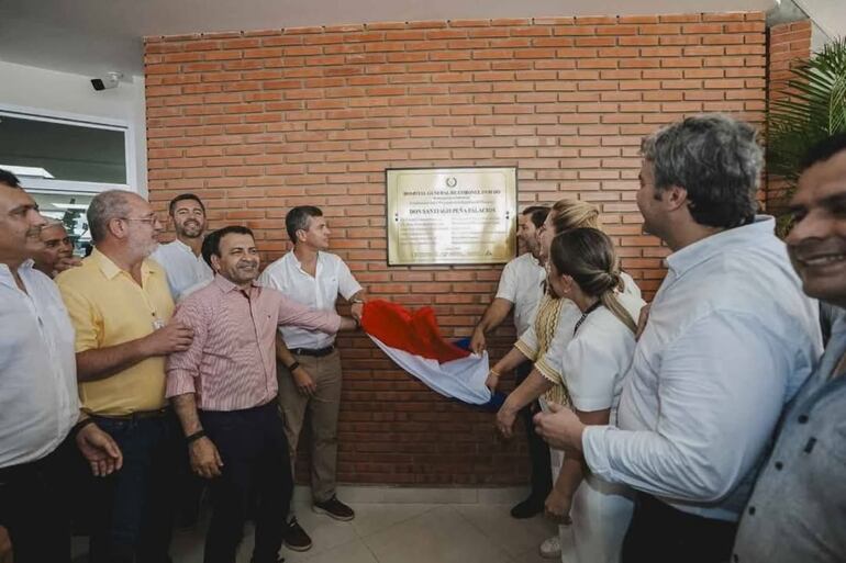  Autoridades descubren una placa en la que aparece el nombre del senador Silvio "Beto" Ovelar. 