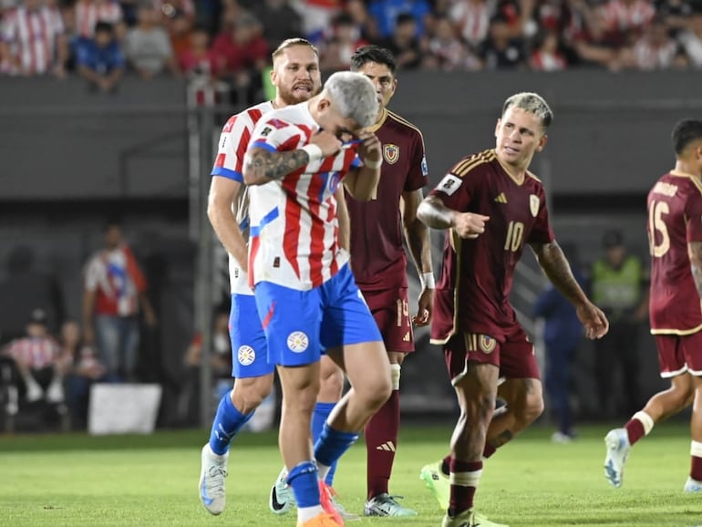 Julo Enciso (19) jugador de la selección de Paraguay, lamenta el penal errado en un partido frente a Venezuela por la fecha 10 de las Eliminatorias Sudamericanas 2026 en el estadio Defensores del Chaco, en Asunción.